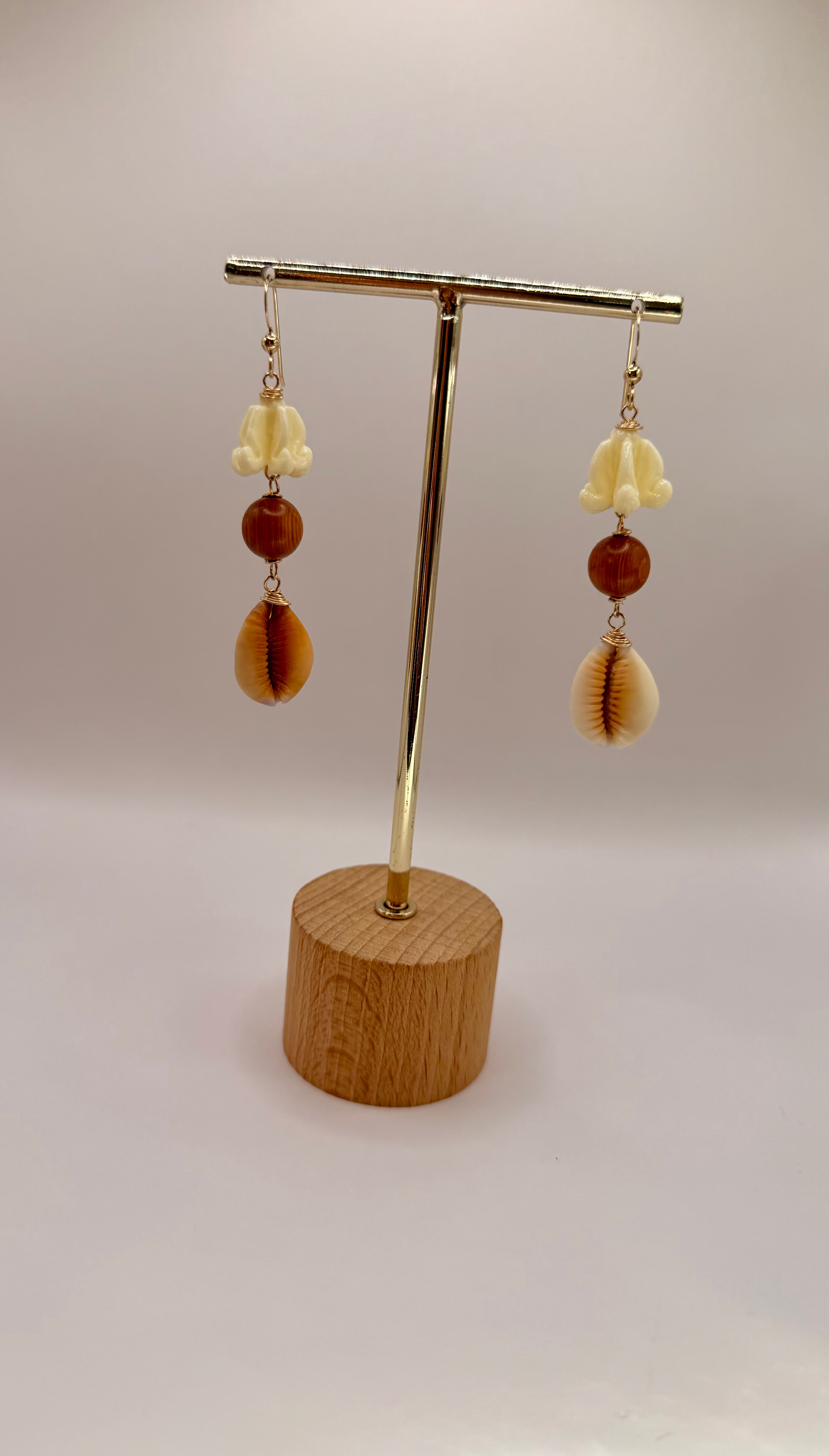 ‘Iliahi Shell Earrings